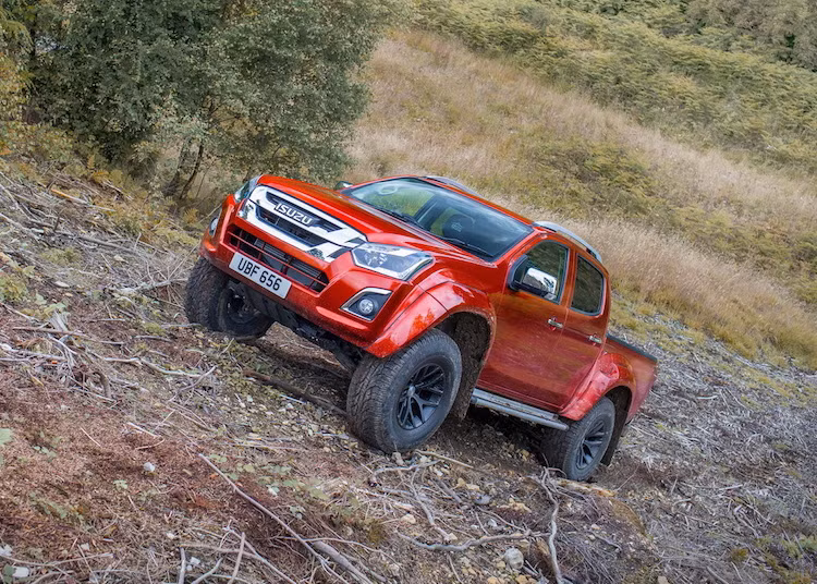 Kết hợp với động cơ là hộp số sàn hoặc tự động, và đương nhiên chiếc xe không thể thiếu được hệ dẫn động 4 bánh bán thời gian có khả năng gài cầu. Isuzu sẽ chỉ bán D-Max AT35 với phiên bản cabin kép.