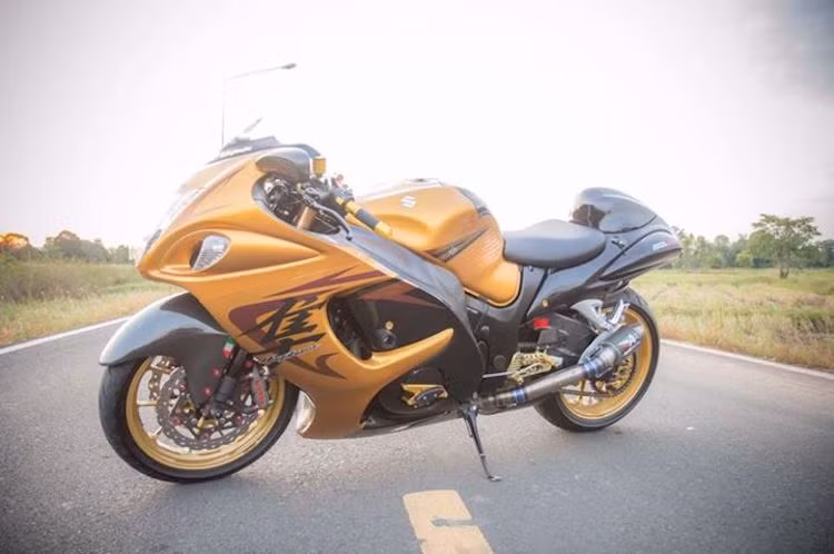 Dù đã ra mắt từ năm 1999 nhưng tới tận ngày nay, mẫu siêu môtô Suzuki Hayabusa GSX-1300R vẫn chiếm một vị trí đặc biệt trong trái tim người hâm mộ. Sự xuất hiện của Hayabusa với khả năng đạt tốc độ tối đa 305 km/h ở dạng nguyên bản đã dẫn tới việc mọi chiếc siêu môtô hiện nay đều bị giới hạn tốc độ dưới 299 km/h do các nhà "làm luật" tại nhiều nước gây sức ép tới những hãng xe.