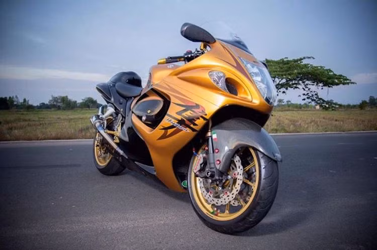 Tuy nhiên nếu xét trên tiêu chuẩn của một superbike hiện đại, Hayabusa lại có cảm giác điều khiến chưa được hoàn hảo do chỉ được trang bị những phụ tùng ở mức "đủ dùng". Chính vì vậy để nâng cấp hiệu năng Hayabusa, một người chơi xe đã đầu tư trang bị cho "quái điểu" này những đồ chơi "hàng hiệu", tập trung cải thiện cảm giác lái.