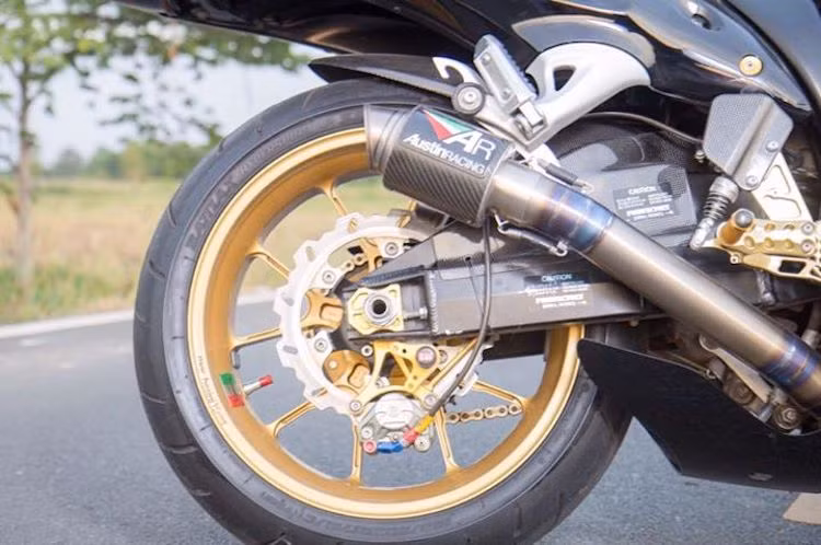 Bộ mâm Marchesini được kết hợp với lốp Bridgestone Battlax để giữ Hayabusa trên đường. Ở phía sau, hệ thống phanh xe cũng đã được nâng cấp khá "nhẹ nhàng" với heo Brembo 2 pis đối xứng.