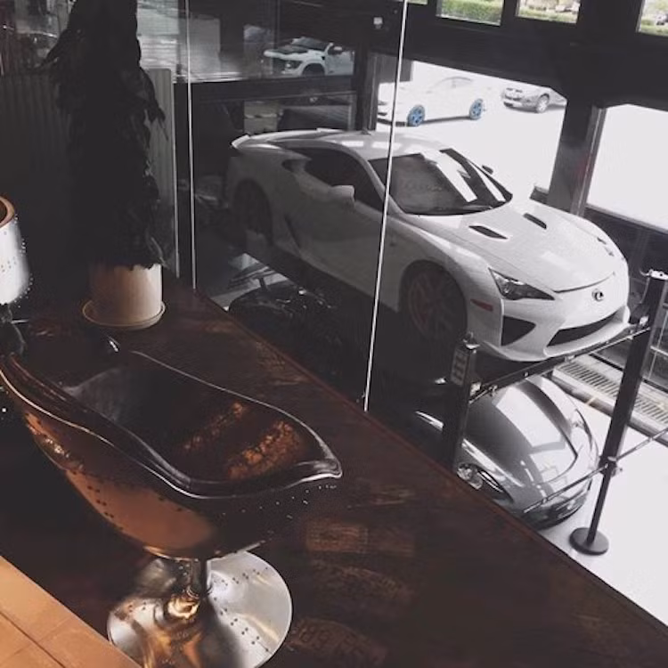 Không chỉ chơi các siêu xe xanh, những đại gia Trung Quốc cũng sở hữu một số loại siêu xe cực hiếm, sử dụng động cơ dung tích lớn khác. Trong ảnh là một chiếc Lexus LFA với số lượng sản xuất chỉ 500 chiếc, sử dụng động cơ V10 5.0l.