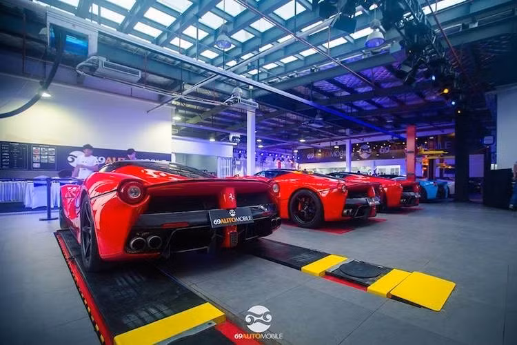 Trong một buổi offline của CLB Auto 69, những người yêu xe sẽ dễ dàng bị "sốc" khi có không chỉ 1, mà tới tận 5 chiếc Ferrari LaFerrari đã có mặt. Hiện là dòng xe đắt nhất của Ferrari với giá lên tới hơn 2 triệu USD, tuy nhiên các "đại gia" Trung Quốc sẽ phải bỏ nhiều tiền hơn để sở hữu chiếc xe do các loại thuế khác nhau.