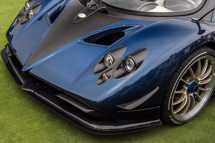Thiết kế thân xe của Pagani Zonda HP Barchetta là sự tổng hòa các "tinh hoa" từ nhiều phiên bản Zonda "hàng thửa" kể từ năm 2011 tới nay. Trong đó, phần đầu xe với các khe gió và "vây" khí động học giống phiên bản Zonda ZoZo của đại gia giàu thứ 17 Nhật Bản - ông Yusaku Maezawa, người sở hữu thương hiệu thời trang Zozotown.