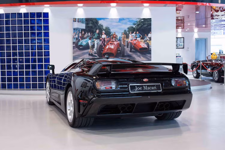 Vào năm 1995 khi EB110SS đang trên dây chuyền sản xuất, hãng siêu xe Bugatti đã bị phá sản. Chính vì vậy, những tài sản của công ty - trong đó có những linh kiện siêu xe - đã được bán lại cho những bên khác. Trong đó, hãng Dauer tới từ Đức đã mua lại một số lượng phụ tùng và chassis của EB110SS và hoàn thiện nốt số xe đang sản xuất "dang dở".