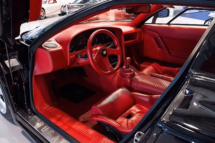 Nội thất của EB110SS mang đậm phong cách thập niên 90. Dù không thể so sánh với những siêu xe hiện đại nhưng vào thời điểm ra mắt, EB110 Supersport cũng sở hữu một nội thất tương đối sang trọng, được bọc kín trong da và nhung.