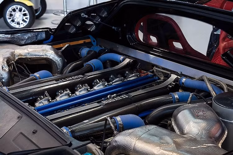 Chiếc EB110 Supersport sử dụng động cơ V12 tăng áp kép với dung tích chỉ 3.5 lít. Tuy nhiên với cặp turbo kép IHI từ Nhật, chiếc xe vẫn có thể tạo ra công suất lên tới 610 mã lực - lớn hơn 50 mã lực so với các phiên bản EB110 bình thường.