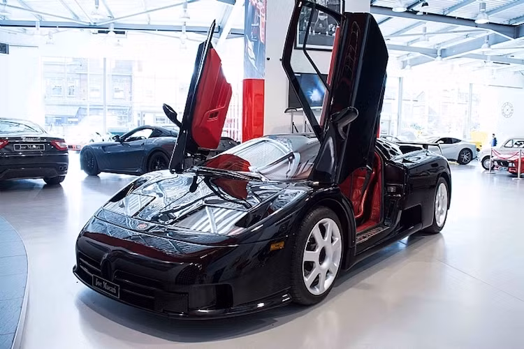 Toàn bộ sức mạnh kể trên được truyền xuống cầu sau thông qua hộp số sàn 6 cấp. Ra đời vào năm 1995, EB110 Supersport cũng thiếu vắng những hệ thống điện tử hỗ trợ như các siêu xe ngày nay, khiến chiếc xe có thể trở thành một con "quái vật" thực sự với những tay lái non.