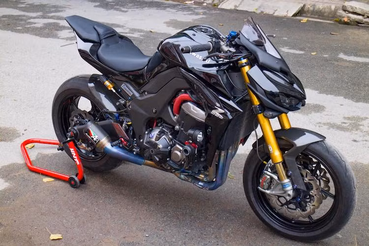 Tại Việt Nam, có thể nói mẫu xe môtô Kawasaki Z1000 là một trong những dòng xe phân khối lớn 1000 cc được ưa chuộng nhất. Không chỉ sở hữu động cơ mạnh mẽ và thiết kế ấn tượng, Z1000 còn "chinh phục" giới chơi xe bởi mức giá hấp dẫn, dù là xe phân phối chính hãng. Tuy nhiên, theo nhiều biker có kinh nghiệm, cảm giác điều khiển của dòng xe này chưa thực sự hoàn hảo.