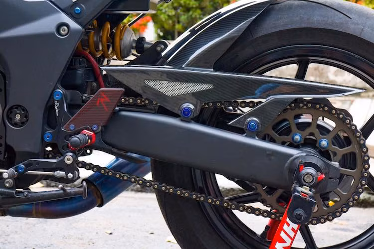 Sức mạnh của động cơ được truyền xuống bánh sau một cách tin cậy thông qua đĩa tải phía sau Sitta và xích RK Chain; đồng thời sợi xích cũng được bảo vệ một phần bởi carte bằng sợi carbon. Tư thế ngồi của chủ xe đã trở nên thể thao hơn với dàn để chân Lightech R.