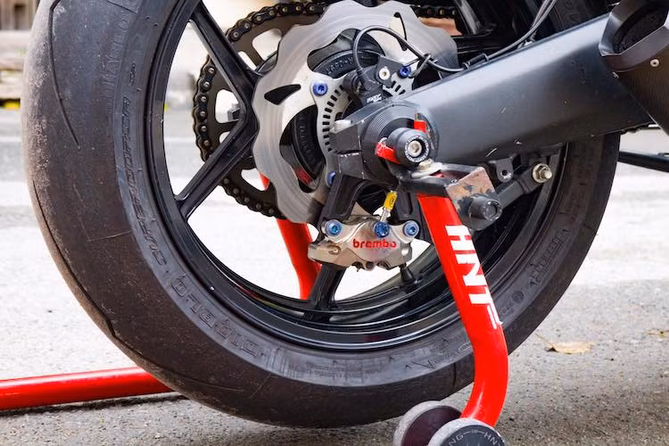 Ở phía sau, hệ thống phanh của chiếc xe Kawasaki Z1000 độ này cũng được nâng cấp khá "khủng" với đĩa Galfer, heo Brembo Nickel 2 pis đối xứng pad ngược, dây dầu Hel và bình dầu Bonamici. Dù được trang bị mâm nguyên bản, nhưng cả 2 bánh của Z1000 đã sử dụng lốp Pirelli Diablo Supercorsa với độ bám đường cực cao.