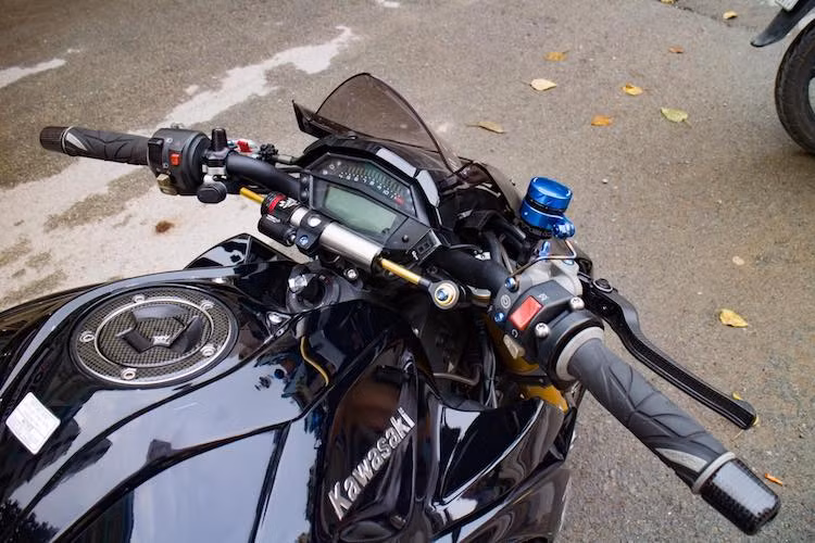 Nằm phía trên tay lái cũng là một loạt các "đồ chơi" cao cấp. Ở cả 2 bên tay lái là cặp bao tay Spider cùng gù carbon. Nằm bên tay trái có sự xuất hiện của cùm phanh Brembo RCS 19 kết hợp tay phanh CRG bằng sợi carbon và bình dầu Evotech, trong khi bên phải là cùm côn CRG GP. Nằm chính giữa cổ xe là trợ lực Matris 70 mm cùng pad nhôm CNC.