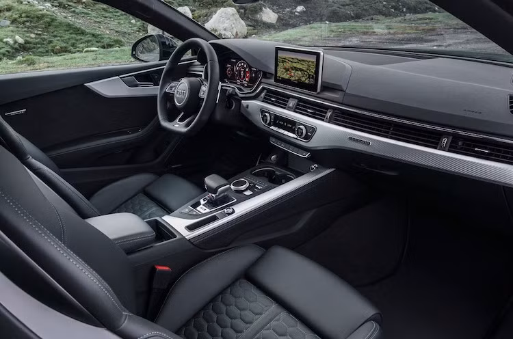 Bước vào trong nội thất, chiếc xe sở hữu cặp ghế ngồi thể thao với tùy chọn bọc da Nappa cao cấp chần chỉ vân tổ ong, ốp trang trí sợi carbon, vô-lăng đa chức năng RS với đáy phẳng theo phong cách xe đua, logo RS đặt ở nhiều chi tiết trong cabin và bảng đồng hồ kỹ thuật số Virtual Cockpit có giao diện chế độ hiển thị đặc biệt.
