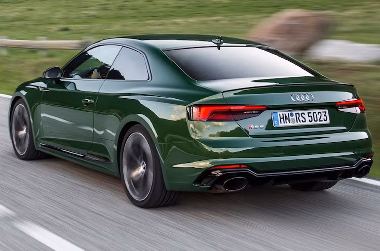 Như thường lệ, động cơ này truyền sức mạnh tới hệ thống dẫn động 4 bánh quattro đặc trưng của Audi, giúp RS5 có thể đạt 0-100 km/h trong 3,9 giây và tốc độ tối đa 280 km/h với gói tùy chọn Dynamic Package. Với mui bằng sợi carbon cùng động cơ nhẹ, RS5 2018 cũng có trọng lượng nhẹ hơn 60 kg, đạt 1655 kg.