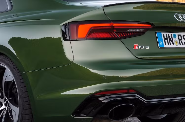 Tại thị trường châu Âu, Audi RS5 đã bắt đầu được bán chính thức từ tháng 6/2017 với giá khởi điểm từ 80.900 Euro (tương đương 2,05 tỷ đồng). Tuy nhiên do chiếc xe trong bài viết này đã được chủ nhân đặt hàng màu sơn "độc" và trang bị "full option" nên chắc chắn giá của nó sẽ còn cao hơn nữa.