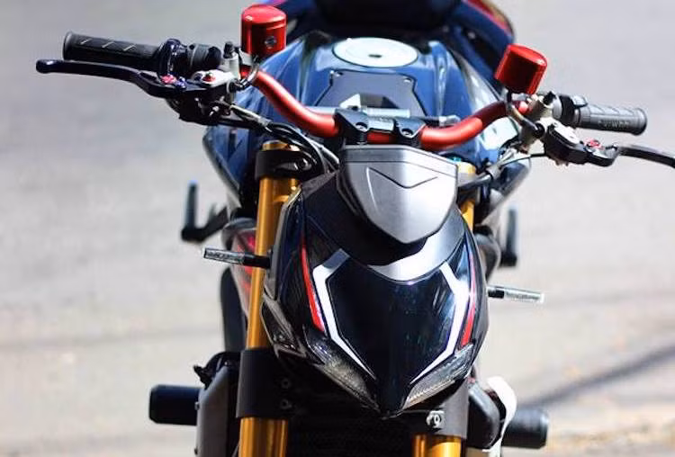 Ở phía trước, phần đầu nguyên bản của Streetfighter đã có chóa đèn pha được dán kín cùng màu đen với thân xe, chỉ chừa lại 2 đèn demi, khiến đầu xe trông như một chiếc superbike Ducati 1098 thu nhỏ. Nằm hai bên đèn pha là cặp xi-nhan Rizoma nhỏ gọn hơn.