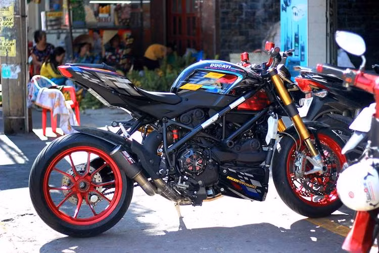 Chỉ được trang bị một số "đồ chơi" nhẹ nhàng và dán lại tem, tuy nhiên chiếc môtô Ducati Streetfighter của một Ducatista tại Sài Gòn đã có được vẻ ngoài nổi bật, bắt mắt và không "đụng hàng" trên phố.
