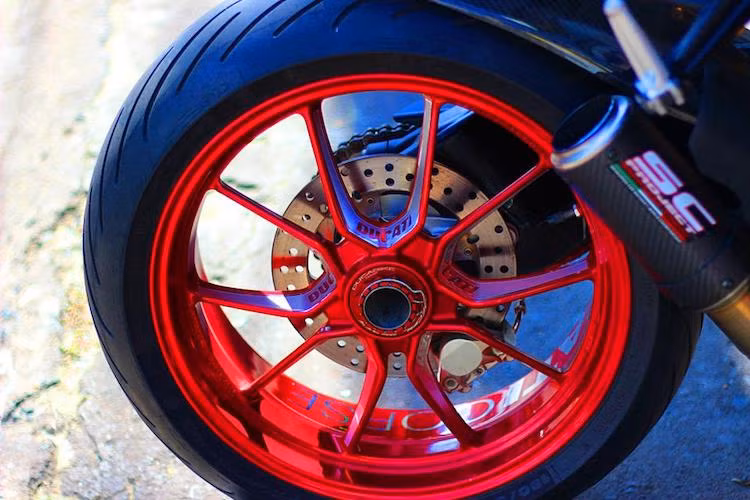 Ở phía sau, hệ thống phanh Brembo 2 pis đối xứng của Streetfighter không có sự thay đổi. Cặp mâm 5 cánh cũng vẫn được giữ nguyên, chỉ được trang trí lại bằng cách sơn đỏ chrome bắt mắt và dán tem trang trí. Bộ lốp Michelin Pilot Power 3 giữ cho mẫu siêu streetfighter của Ducati ổn định trên đường.