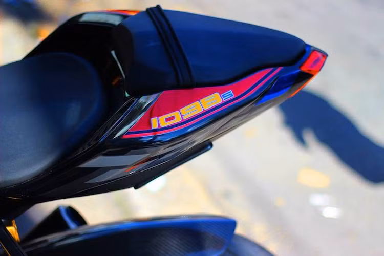 Không giống như nhiều chủ xe Streetfighter khác trên Thế giới đã thay đuôi Ducati 1199 Panigale, phần đuôi nguyên bản trên chiếc xe này vẫn được giữ nguyên. Tuy nhiên để khiến chiếc xe có dáng "vuốt đuôi" thể thao hơn, chắn bùn nguyên bản đã được loại bỏ.