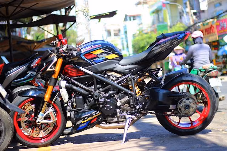 Trong khi Triumph Speed Triple được coi là "khởi điểm" cho kiểu dáng xe Streetfighter thì mẫu xe môtô Ducati Streetfighter mới chính là "người tiên phong" khiến phong cách này trở nên phổ biến hơn. Dù chỉ được sản xuất từ năm 2009 tới 2015 nhưng dòng xe này đã chiếm được tình cảm của nhiều biker trên Thế giới bởi vẻ ngoài cực "chiến" của mình.