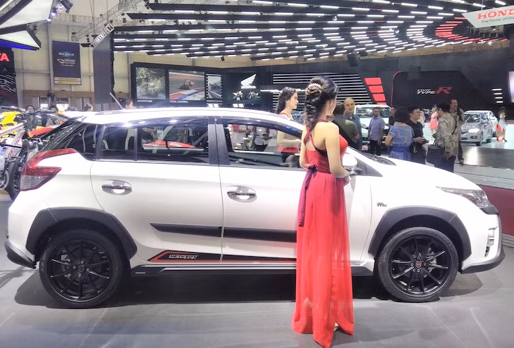 Ở bên trong nội thất, phiên bản Yaris Haykers cũng không có sự thay đổi lớn so với Yaris thường. Nâng cấp đáng giá nhất của chiếc xe là hệ thống thông tin giải trí với màn hình 7 inch cùng các chức năng hiện đại như chiếu nội dung trên smartphone qua kết nối Miracast, Bluetooth và Internet.