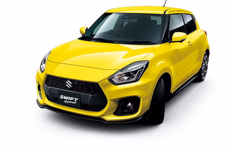So với chiếc Swift bình thường, đương nhiên Swift Sport phải có một số thay đổi ở ngoại thất để thể hiện rõ "chất" thể thao của chiếc xe. Không chỉ có cản trước mới với các khe hút gió lớn hơn, Swift Sport còn được trang bị bộ mâm 5 cánh kép 2 tông màu kèm lốp hiệu năng cao và cản sau với cặp ống xả kép.