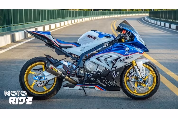 Dù đã là một trong những dòng superbike "hàng khủng", chiếc siêu môtô BMW S1000RR vẫn tiếp tục được người chơi xe môtô Việt nâng cấp thêm nhờ một loạt các phụ tùng "xịn" thiết kế dành riêng cho dòng xe này.
