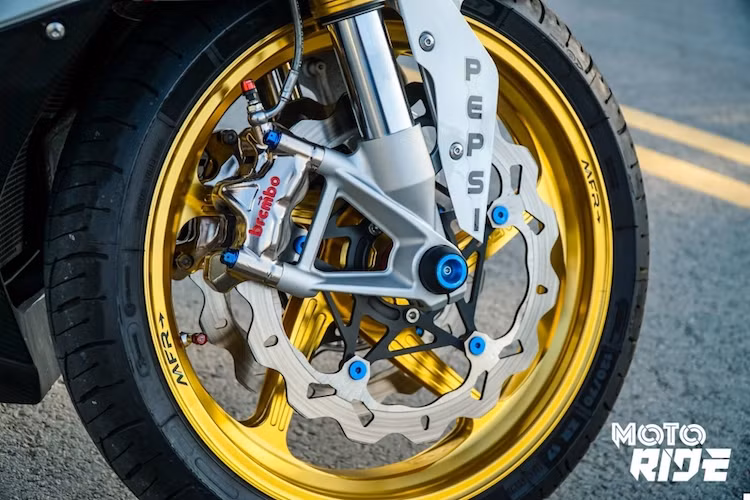 Không giống như nhiều chiếc BMW S1000RR tại Việt Nam, "dàn chân" của bản độ này đã được thay mâm MFR 5 cánh "độc" hơn, thay vì mâm Marchesini M7RS như thường thấy. Hệ thống phanh trước cũng được nâng cấp "khủng" với cặp heo Brembo GP4RX và đĩa Galfer.