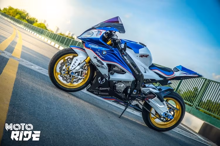 Nếu có danh hiệu mẫu superbike được độ lại nhiều nhất tại Việt Nam, có lẽ chiếc siêu môtô BMW S1000RR sẽ ngay lập tức được "vinh danh". Rời khỏi nhà máy BMW vốn đã rất hoàn hảo, khi về tới Việt Nam S1000RR vẫn thường xuyên được các chủ xe đầu tư trang bị thêm nhiều phụ tùng "hàng hiệu".