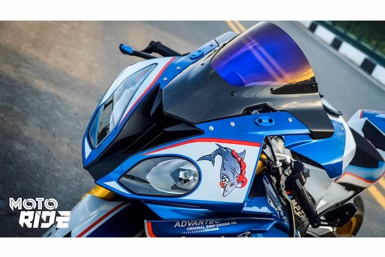 Để khiến chiếc S1000RR của mình trở nên nổi bật hơn, chủ nhân của chiếc S1000RR trong bài viết đã tuyển chọn hàng loạt các chi tiết từ nhiều hãng phụ kiện nổi tiếng để lắp cho "xế cưng". Bắt đầu từ phía trước, S1000RR đã có ngoại hình của một siêu môtô đua khi được bỏ đi kính chiếu hậu, thay bằng pad nhôm Lightech và kính chắn gió Magical Racing.