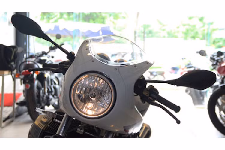 Quay trở lại với R nine T Racer, chi tiết khiến chiếc xe trở nên khác biệt so với các phiên bản R nine T khác là bộ quây gió half-fairing che hết đèn pha trước trông rất giống với chiếc xe ý tưởng Concept 90 của BMW hồi năm 2013. Có giá nằm ở tầm trung trong "gia đình" R nine T, chiếc xe chỉ được trang bị phuộc trước dạng ống lồng thay vì phuộc USD.