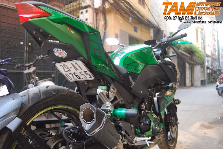 Giống như Ninja 300, hãng xe máy Kawasaki cũng trang bị cho Z300 khối động cơ 2 xi-lanh song song, DOHC, dung tích 296 phân khối, đi kèm hộp số 6 cấp và có công suất 39 mã lực/27 Nm. Trên chiếc xe này, động cơ của xe không có sự thay đổi ngoại trừ pô full system với lon pô đồ chơi carbon để cho tiếng nổ ấm và lớn hơn.