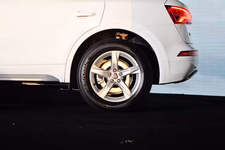 Tại Việt Nam, Q7 sẽ được bán với 3 mức cấu hình là Basic (cơ bản), Design (thiết kế) và Sport (thể thao). Ở ngoại thất, điểm khác biệt lớn nhất giữa các phiên bản này là những thiết kế mâm đúc khác nhau, với đường kính mâm 17 inch trên bản Basic và 18 inch trên 2 phiên bản còn lại. Ngoài ra, chúng còn một số khác biệt nhỏ như màu sắc các khung viền, ốp bodykit...