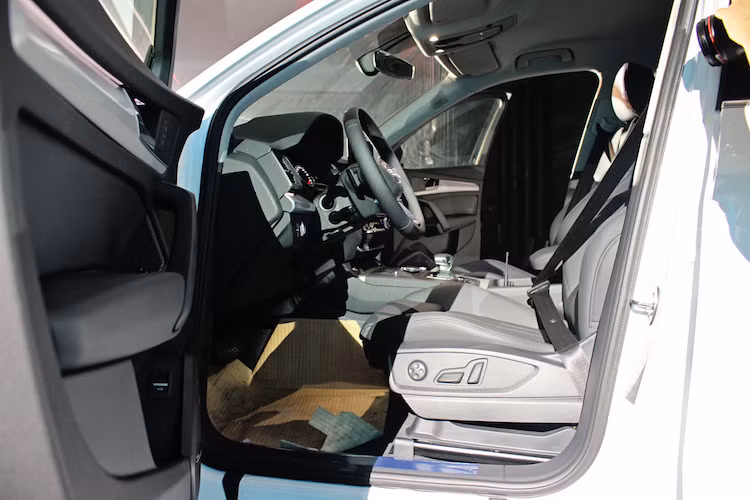 Khách hàng có thể thoải mái lựa chọn nhiều chi tiết, từ vật liệu cao cấp như da Nappa loại tốt với nhiều màu sắc cùng hệ thống đèn chiếu sáng lên tới 30 màu khác nhau. Sự khác biệt chủ yếu giữa 3 phiên bản của xe cũng tập trung bên trong nội thất. Chỉ có 2 phiên bản Design và Sport mới sở hữu hệ thống âm thanh Bang &amp; Olufsen cao cấp (16 kênh, 19 loa, 755 watt).