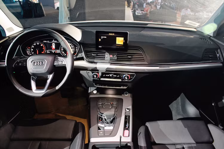 Trong khi sở hữu "phom" bên ngoài tương tự như thế hệ trước thì ở bên trong nội thất, Audi đã thiết kế lại hoàn toàn cabin của Q5 thế hệ mới theo hướng hiện đại và tối giản. Q5 sẽ được bán ở Việt Nam với trang bị tiêu chuẩn như camera lùi, gương chống chói, hàng ghế trước chỉnh điện 8 hướng, hệ thống lựa chọn chế độ lái thông minh có chức năng tiết kiệm nhiên liệu...