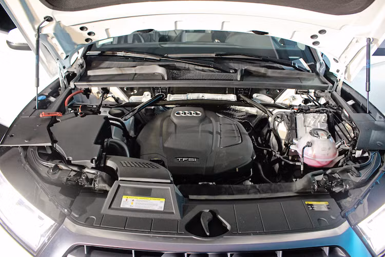 Nằm dưới khoang máy của mọi phiên bản Q5 thế hệ mới tại Việt Nam là động cơ xăng 4 xi-lanh thẳng hàng tăng áp TFSI 2.0l, cho công suất tối đa 252 mã lực và mô-men xoắn cực đại 370 Nm. Trên thực tế, động cơ này từng xuất hiện trên thế hệ trước của xe; tuy nhiên Audi đã cải tiến lại để công suất tăng lên 22 mã lực trong khi mức tiêu thụ nhiên liệu giảm 9,4%.