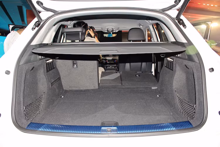 Bên cạnh hàng ghế thứ 2, thể tích khoang hành lý cũng tăng 10 lít so với thế hệ trước, đạt khoảng 550 tới 610 lít và còn có thể nâng lên tối đa 1550 lít nếu gập hết hàng ghế sau lại. Xe được trang bị lẫy gập lưng ghế ở hai bên thành khoang hành lý, cũng như cửa sau đóng mở bằng điện tiện dụng.