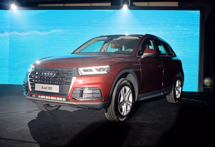 Toàn bộ Q3 thế hệ mới trên Thế giới, trong đó có cả Việt Nam đều được sản xuất tại nhà máy mới của Audi ở Mexico. Giá bán khởi điểm của xe tại thị trường Việt là từ 2 tới 2,5 tỷ đồng, tùy từng phiên bản cấu hình. Xe sẽ có tổng cộng 14 lựa chọn màu ngoại thất và kèm theo chế độ bảo hành 3 năm không giới hạn số km.