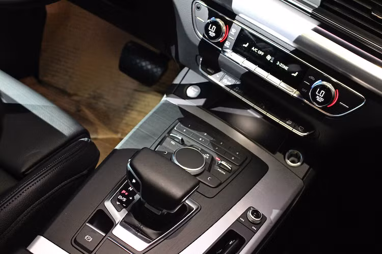 Kết hợp với động cơ là hộp số tự động 7 cấp S-Tronic cùng hệ dẫn động 4 bánh quattro "độc quyền" của Audi. Với công nghệ Ultra, quattro trên Q5 có khả năng ngắt hoàn toàn cầu sau, chỉ sử dụng cầu trước trong đa số điều kiện bình thường để tiết kiệm nhiên liệu. Xe có thời gian tăng tốc từ 0 – 100 km/h chỉ trong 6.3 giây và tốc độ tối đa 237 km/h.