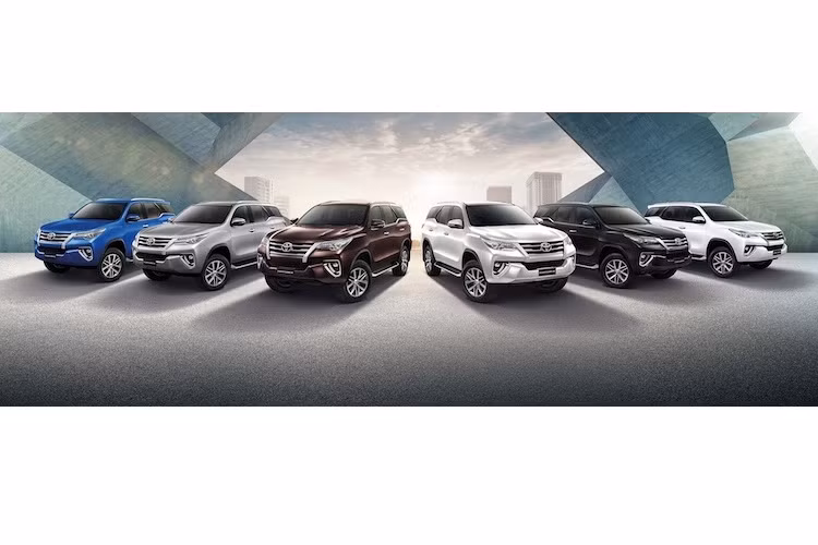 Tại Thái Lan, giá xe Fortuner 2018 sẽ được bán đắt hơn một chút so với đời cũ, khởi điểm từ 1,239 triệu Baht (tương đương 846 triệu đồng) và đạt tới 1,759 triệu Baht (tương đương 1,2 tỷ đồng) cho bản cao cấp nhất.
