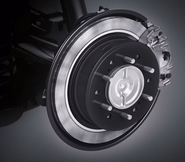 Một nâng cấp đáng giá khác của Fortuner 2018 đó là hệ thống phanh đĩa phía sau thay cho phanh tang trống, giúp rút ngắn quãng đường phanh của chiếc xe. Các trang bị an toàn còn lại của xe không có sự thay đổi so với đời 2017.