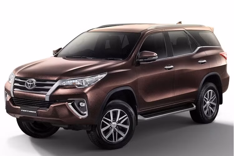 Mới chỉ ra mắt lần đầu từ 2 năm trước, Fortuner thế hệ mới vẫn là dòng xe khá mới mẻ. Mặc dù vậy, phiên bản cuả mẫu xe Toyota Fortuner 2018 đã vừa được hãng xe ôtô Nhật Bản "trình làng" tại thị trường đầu tiên là Thái Lan, với những cải tiến nhỏ về tiện nghi và an toàn.