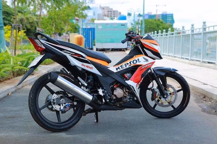- Là 1 trong 2 dòng xe máy hyper underbone côn tay 150 cc hiếm hoi, chiếc Honda Sonic 150R càng trở nên "độc" và đẹp mắt hơn khi được biker Việt trang bị thêm loạt đồ chơi được tuyển chọn kỹ lưỡng.