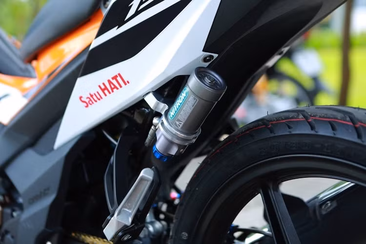 Chiếc xe Honda Sonic độ này vẫn giữ lại hoàn toàn "dàn áo" nguyên bản với tem đấu Repsol. Động cơ nguyên bản của Sonic 150R cũng không có sự thay đổi nào về kết cấu, chỉ được trang bị một số chi tiết nhỏ như ống nước Samco và pad dây côn Endurance. Ở phía sau, hệ thống phuộc nguyên bản đã được nâng cấp lên phuộc Nitron R3.