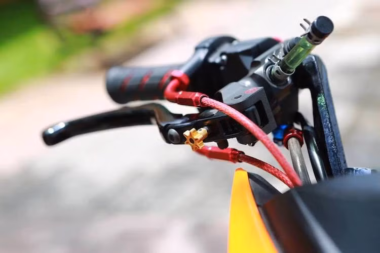 Trong khi đó, phía bên tay phải của chiếc xe là sự xuất hiện của cùm phanh Brembo Billet Rossi "siêu đẳng cấp" với trị giá lên tới hàng chục triệu đồng, ngay bên cạnh là cùm ga cuốn Domino và công tắc đề Domino.