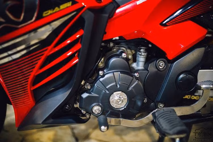 Khối máy xi-lanh đơn 4 kỳ SOHC 4 van làm mát bằng chất lỏng, dung tích thực 134 cc, sử dụng chế hòa khí thay vì hệ thống phun xăng điện tử của xe được giữ nguyên, chỉ thay một số con ốc kiểng bắt mắt. Động cơ này cho công suất tối đa 11,97 mã lực tại 8500 rpm và mô-men xoắn cực đại 11,79 Nm tại 5500 rpm.