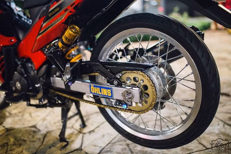 Sức mạnh của động cơ được truyền xuống bánh sau nhờ bộ nhông sên đĩa SSS màu vàng bắt mắt. Trong khi đó, chỉ có dân chơi xe mới nhận ra chắn xích từ phiên bản X1R tại Thái Lan được phủ sợi carbon. Hệ thống phuộc Ohlins monoshock phía sau đem tới độ ổn định cho chiếc xe.