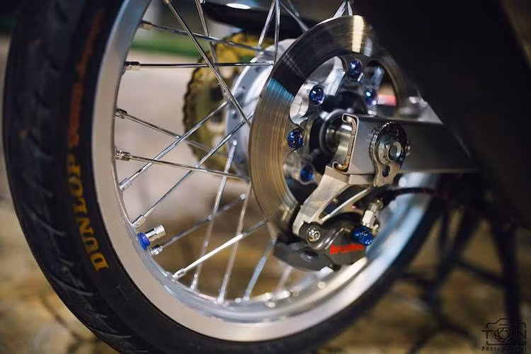 Ở phía sau, chiếc xe cũng đã được độ đĩa phanh kèm theo heo Brembo Billet 2 piston, gắn pad CNC ngược. Những chi tiết như dàn ốc titan hay lốp Dunlop là các "mảnh ghép" cuối cùng để hoàn thành bản độ này.