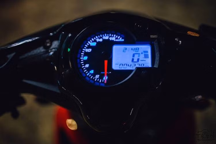 Nằm trên tay lái của xe là một số "đồ chơi" như cặp tay phanh/côn CRG, cùm ga Domino và gù Rizoma. Tuy nhiên, điểm nhấn đặc biệt nhất phải kể tới là bảng đồng hồ điện tử Koso RX2N đa chức năng được chế vừa khít với bợ cổ nguyên bản của Exciter.