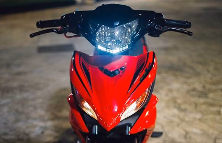 Với sự đa dạng về các phiên bản ở nhiều thị trường khác nhau, các biker tại khu vực Đông Nam Á cũng thường xuyên "dọn" T135 theo phong cách từ các nước khác nhau trong khu vực để tạo sự độc đáo cho "xế cưng". "Copy" phiên bản LC135 tại Malaysia, một chủ xe Exciter 2011 tại Vũng Tàu đã "giật" lại chiếc xe theo LC135 và "nhân tiện" độ kiểng để khiến nó trở nên bắt mắt hơn.