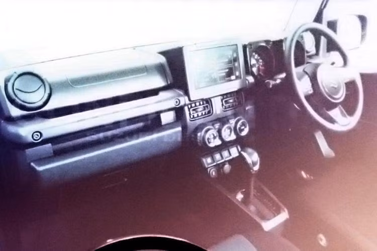 Tương tự như ngoại thất, nội thất của Jimny mới sẽ vẫn mang đậm tính việt dã khi có thiết kế vuông vức và chủ yếu được hoàn thiện từ nhựa cứng. Tuy nhiên, chiếc xe sẽ thừa hưởng vô-lăng cùng hệ thống giải trí với màn hình cảm ứng 7 inch như những mẫu xe Suzuki cỡ nhỏ khác hiện nay.